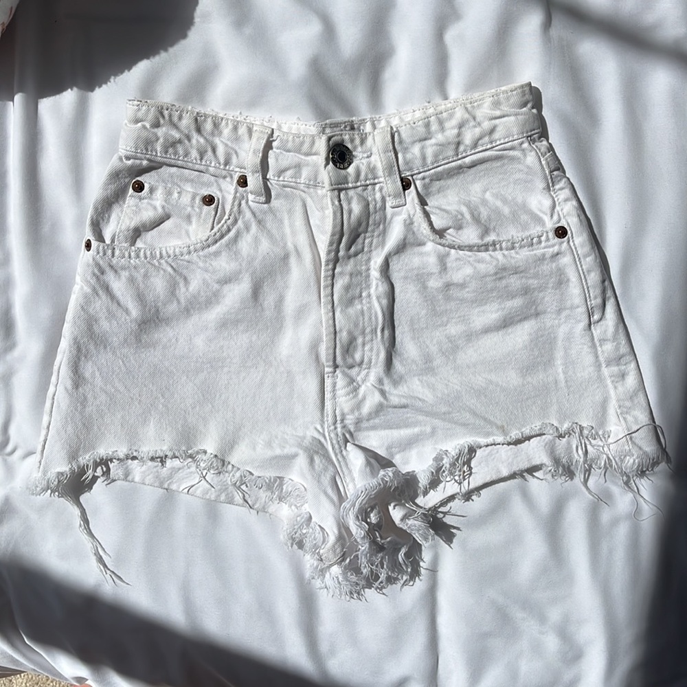 white zara jean shorts